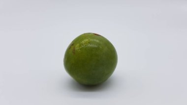 Yeşil mango beyaz üzerinde izole, üst görünüm