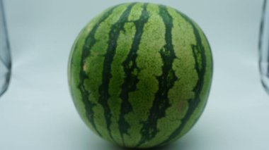 Beyaz arkaplanda karpuz