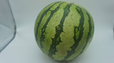 Beyaz arkaplanda karpuz