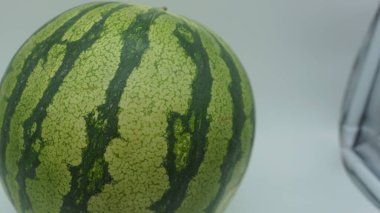 Beyaz arkaplanda karpuz