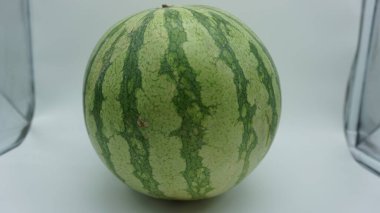 Beyaz arkaplanda karpuz