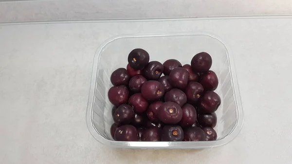 Cerezas Rojas Sobre Fondo Blanco —  Fotos de Stock