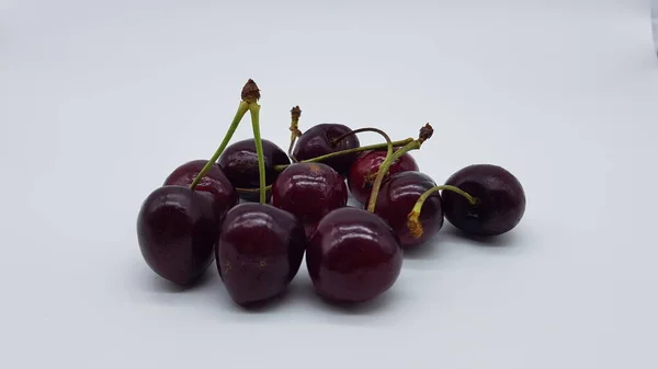 Cerezas Rojas Sobre Fondo Blanco —  Fotos de Stock