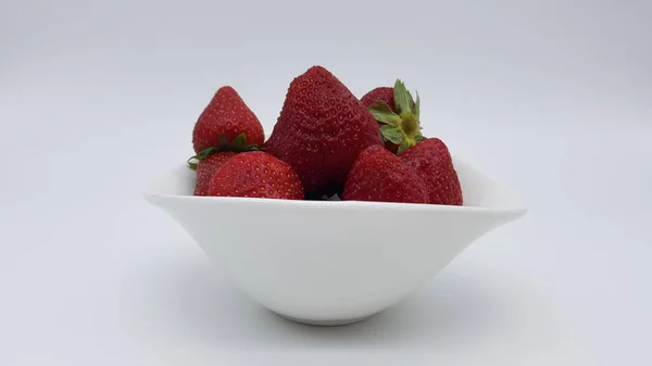 白を基調とした赤熟したイチゴ — ストック写真