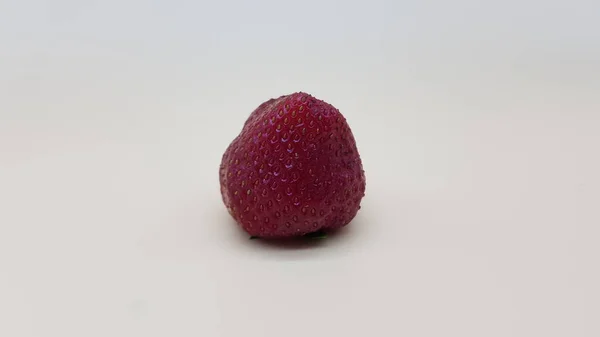 白を基調とした赤熟したイチゴ — ストック写真