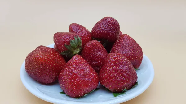 Rote Und Reife Erdbeeren Auf Weißem Hintergrund — Stockfoto