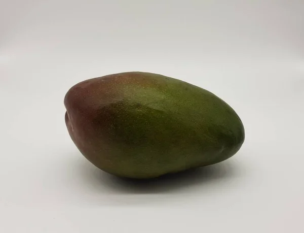 Buah Mangga Pada Latar Belakang Putih — Stok Foto