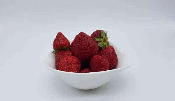 Fraises Rouges Mûres Sur Fond Blanc — Photo