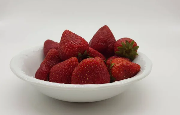 Rote Und Reife Erdbeeren Auf Weißem Hintergrund — Stockfoto
