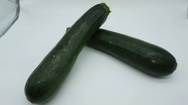 Grön Zucchini Vit Bakgrund — Stockfoto