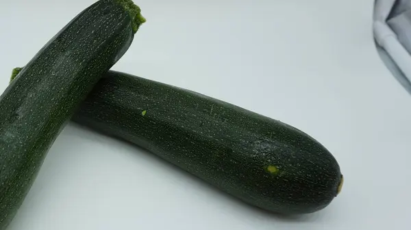 Grön Zucchini Vit Bakgrund — Stockfoto