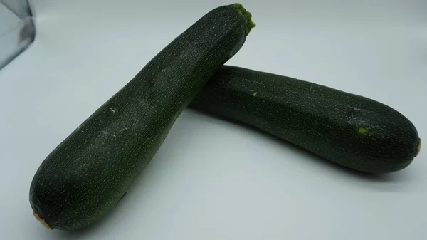 Grön Zucchini Vit Bakgrund — Stockfoto