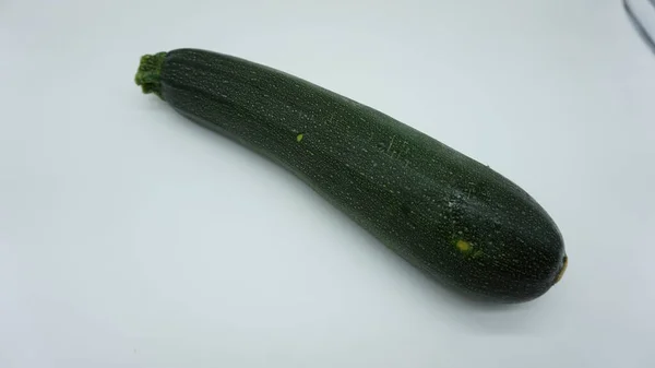 Grüne Zucchini Auf Weißem Hintergrund — Stockfoto