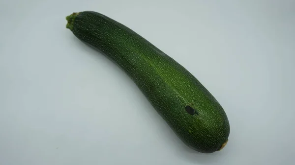 Grüne Zucchini Auf Weißem Hintergrund — Stockfoto