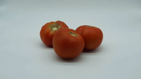 Tomates Vermelhos Sobre Fundo Branco — Fotografia de Stock