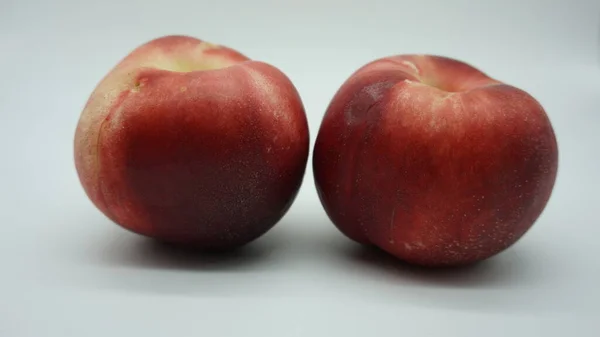 Κόκκινα Καλοκαιρινά Φρούτα Λευκό Φόντο — Φωτογραφία Αρχείου
