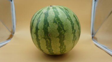 Hafif somon zemininde karpuz