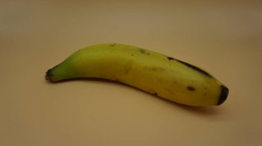 Hafif somon arka planında sarı muzlar