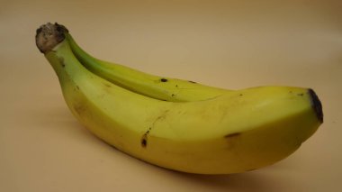 Hafif somon arka planında sarı muzlar