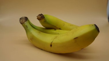 Hafif somon arka planında sarı muzlar