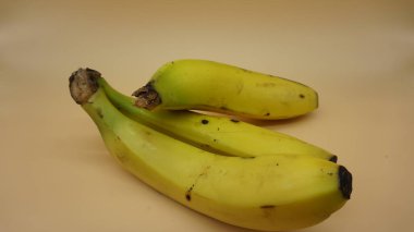 Hafif somon arka planında sarı muzlar