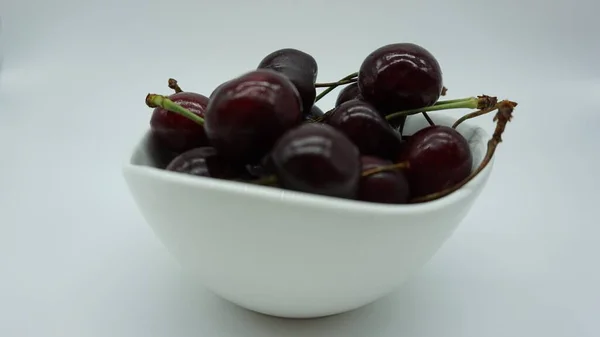 Rote Kirschen Auf Weißem Hintergrund — Stockfoto