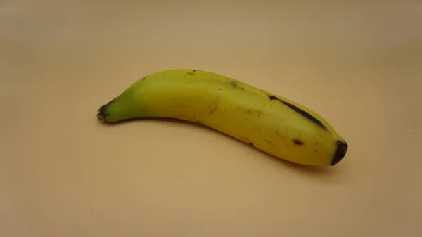 Gele Bananen Een Lichte Zalmachtergrond — Stockfoto