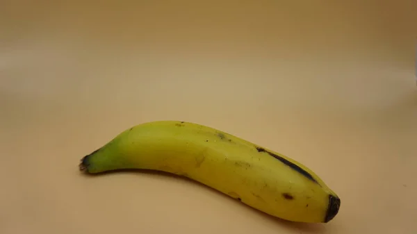 Banane Galbene Fundal Somon Deschis — Fotografie, imagine de stoc