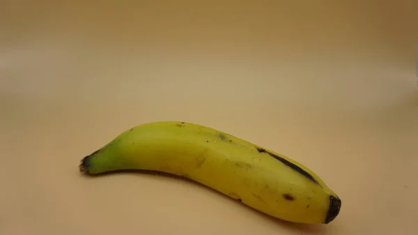 Yellow Bananas Light Salmon Background — Stock Photo, Image