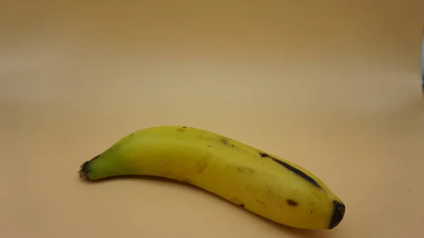 Bananes Jaunes Sur Fond Saumon Clair — Photo