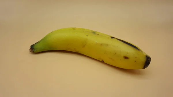 Gelbe Bananen Auf Hellem Lachshintergrund — Stockfoto