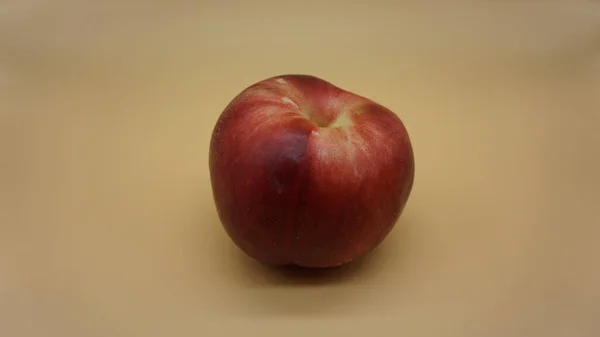 Fruta Del Riñón Madura Sobre Fondo Salmón Claro — Foto de Stock