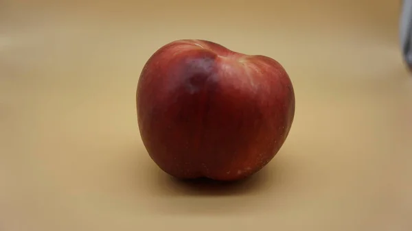 Fruta Del Riñón Madura Sobre Fondo Salmón Claro — Foto de Stock