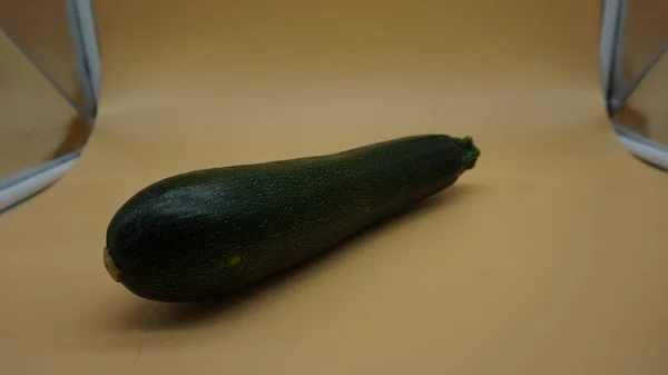 Groene Courgette Lichte Zalmachtergrond — Stockfoto