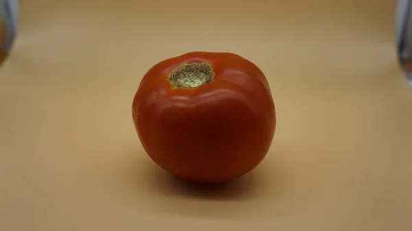 Tomates Rojos Sobre Fondo Salmón Claro — Foto de Stock