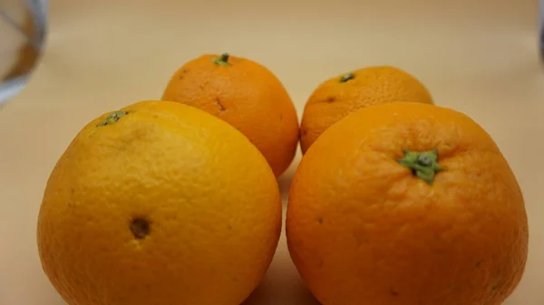 Naranjas Sobre Fondo Salmón Claro — Foto de Stock