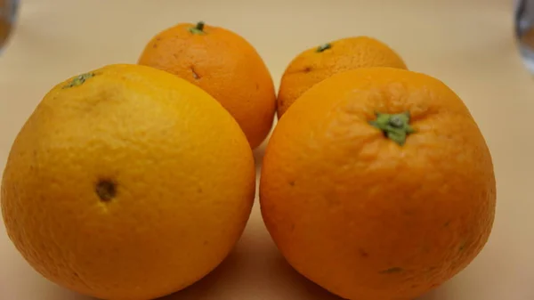 Naranjas Sobre Fondo Salmón Claro —  Fotos de Stock