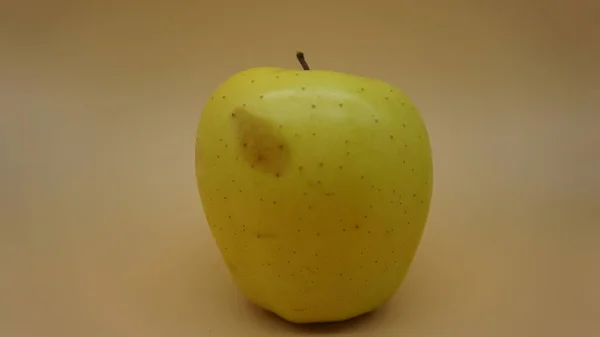 Χρυσά Μήλα Ανοιχτό Φόντο Σολομού — Φωτογραφία Αρχείου
