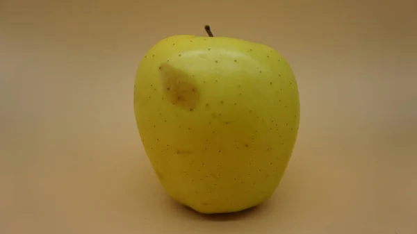 Złote Jabłka Jasnym Tle Łososia — Zdjęcie stockowe
