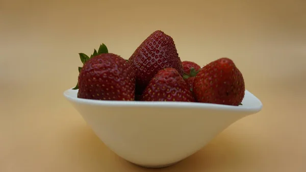 Reife Erdbeeren Auf Orangefarbenem Hintergrund — Stockfoto