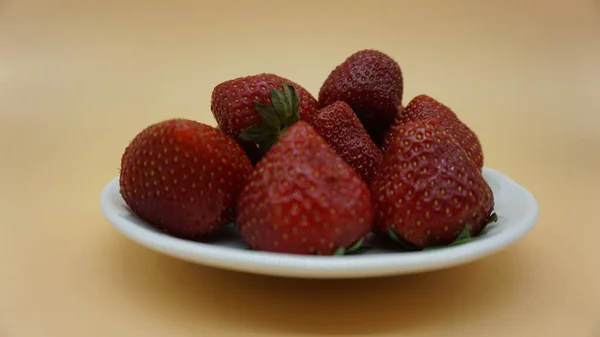 Reife Erdbeeren Auf Orangefarbenem Hintergrund — Stockfoto