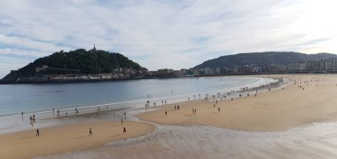 Donostia - San Sebastian, Pais Vasco, İspanya, 5 Mayıs 2020: insanlar Donostia San Sebastian 'daki La Concha plajı boyunca geziniyor.