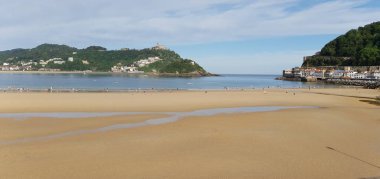 Donostia - San Sebastian, Pais Vasco, İspanya, 5 Mayıs 2020: insanlar Donostia San Sebastian 'daki La Concha plajı boyunca geziniyor.