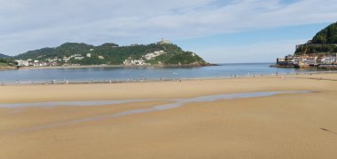 Donostia - San Sebastian, Pais Vasco, İspanya, 5 Mayıs 2020: insanlar Donostia San Sebastian 'daki La Concha plajı boyunca geziniyor.