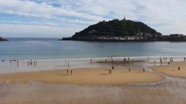 Donostia - San Sebastian, Pais Vasco, İspanya, 5 Mayıs 2020: insanlar Donostia San Sebastian 'daki La Concha plajı boyunca geziniyor.