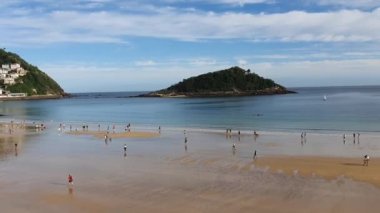 Donostia - San Sebastian, Pais Vasco, İspanya, 5 Mayıs 2020: insanlar Donostia San Sebastian 'daki La Concha plajı boyunca geziniyor.