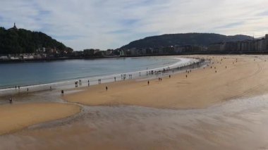 Donostia - San Sebastian, Pais Vasco, İspanya, 5 Mayıs 2020: insanlar Donostia San Sebastian 'daki La Concha plajı boyunca geziniyor.