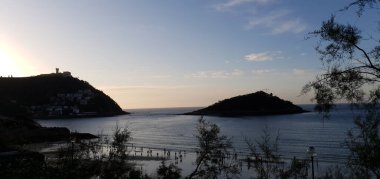 Donostia San Sebastian, Bask Ülkesi, İspanya, 5 Mayıs 2020: İlkbaharda Donostia San Sebastian Körfezi 'nde muhteşem bir gün batımı