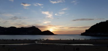 Donostia San Sebastian, Bask Ülkesi, İspanya, 5 Mayıs 2020: İlkbaharda Donostia San Sebastian Körfezi 'nde muhteşem bir gün batımı