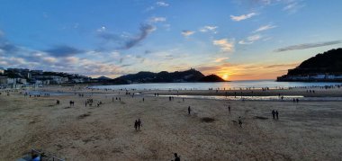 Donostia San Sebastian, Bask Ülkesi, İspanya, 5 Mayıs 2020: İlkbaharda Donostia San Sebastian Körfezi 'nde muhteşem bir gün batımı